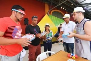 Oficinas gratuitas na Casa Brasil divulgam o samba para o mundo