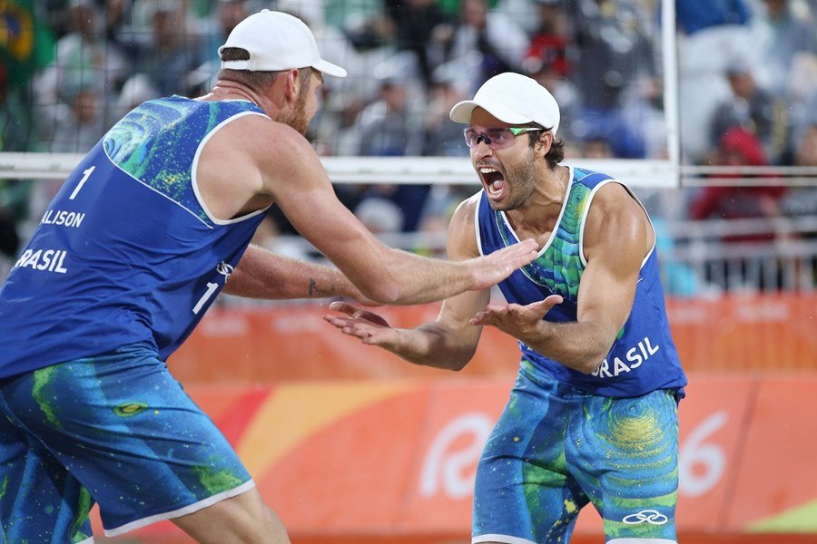 Baixinho”, Bruno Schmidt é eleito o melhor jogador de vôlei de praia do  mundo em 2015 — Rede do Esporte