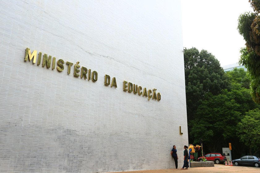 Fotografia colorida do Ministério da Educação com o letreiro do órgão em dourado