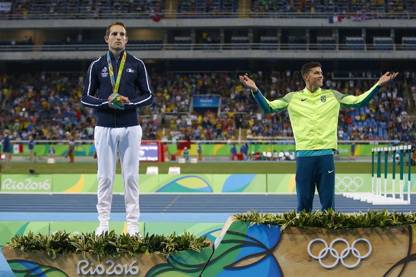 Thiago Braz da Silva comemora o ouro no salto com vara