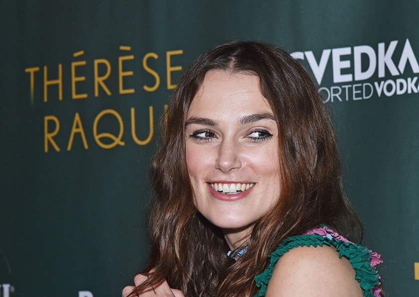 Keira Knightley Diz Usar Peruca Há Cinco Anos Por Ter Fios Danificados Metrópoles 3676