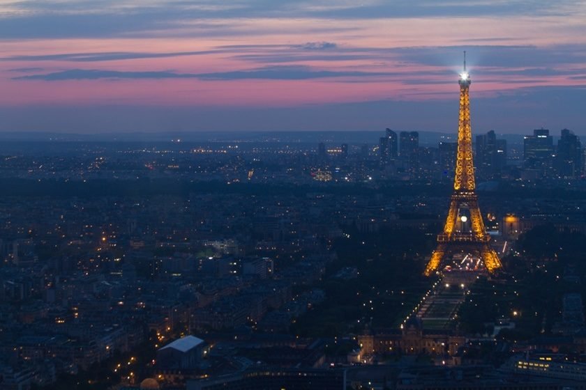 Torre Eiffel é iluminada com as cores do PSG para receber 