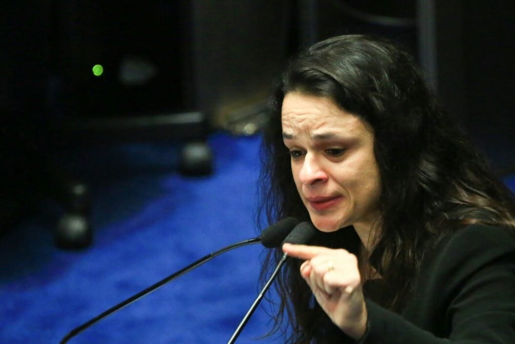 Janaina Paschoal cobra que Bolsonaro explique viagem aos EUA a apoiadores