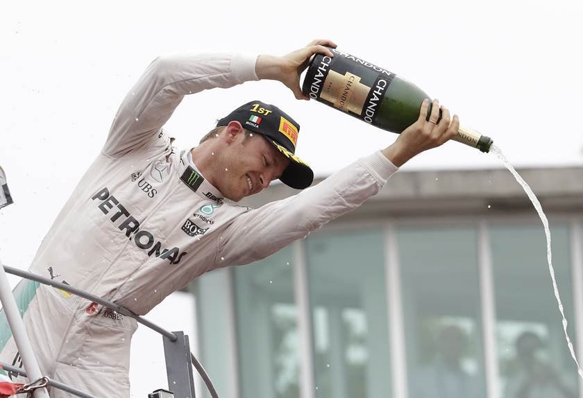 Hamilton erra na largada, Rosberg vence na Itália e embola briga pelo título