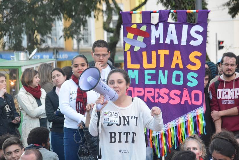 Manifestantes protestam contra Temer em Curitiba