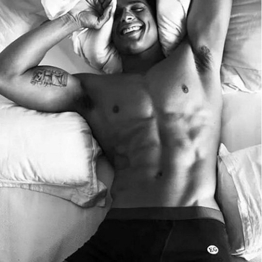 Perfil no Instagram reúne fotos de homens maravilhosos na cama | Metrópoles