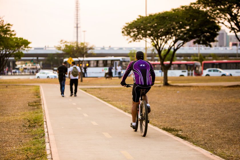 Brasília (DF), 13/09/2016 Seca e Por do SolLocal: bicicleta, bike, ciclista, fim de tarde, rodoviária, seca, sol