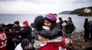 Brasileira de 16 anos vai à Grécia para ajudar refugiados