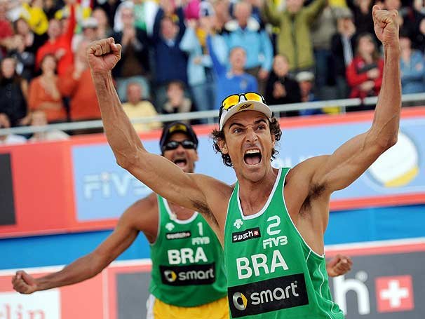 Brasiliense Bruno Schmidt é eleito o melhor jogador de vôlei de praia da  temporada em 2015