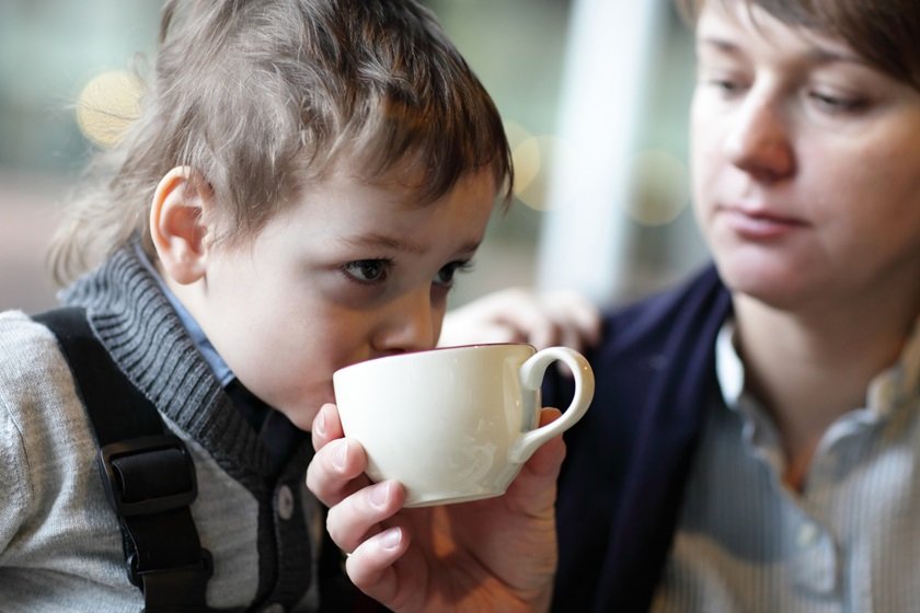 Кофе для детей. Дети пьют чай. Мальчик пьет чай. Кофе фото для детей. Подросткам можно кофе