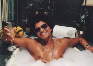 Bruno Mars repete 'Evidências' no The Town com Xororó e família na