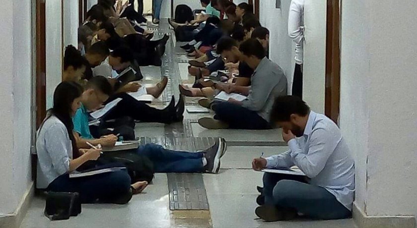 alunos da unb fazem prova em corredor