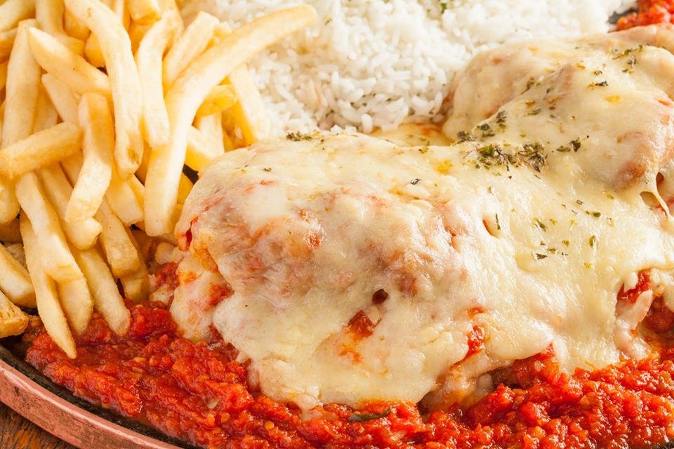 Filé a parmegiana com fritas e arroz