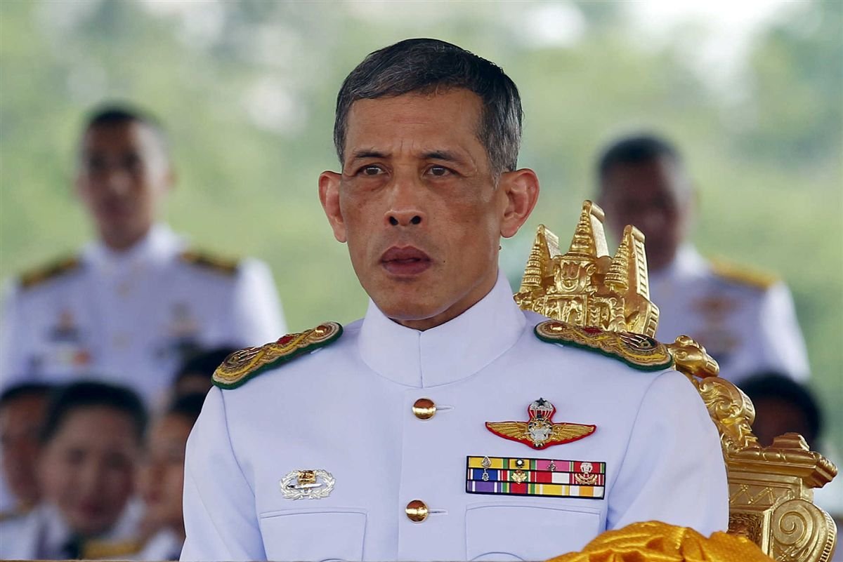 Homem é condenado a 28 anos de prisão por insultar rei da Tailândia