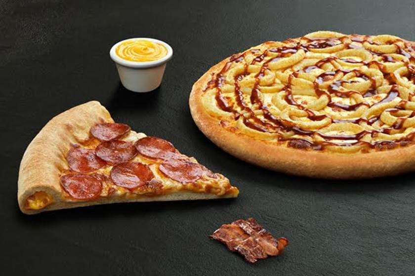 Pizza Hut adiciona aneis de cebola e cheddar com bacon ao cardápio