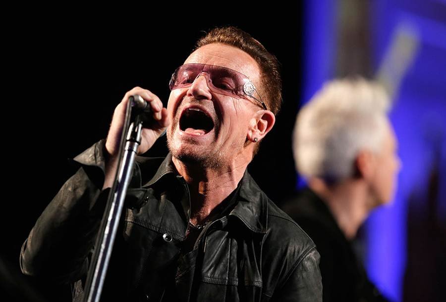 Bono perde a voz em cima do palco e show do U2 é cancelado