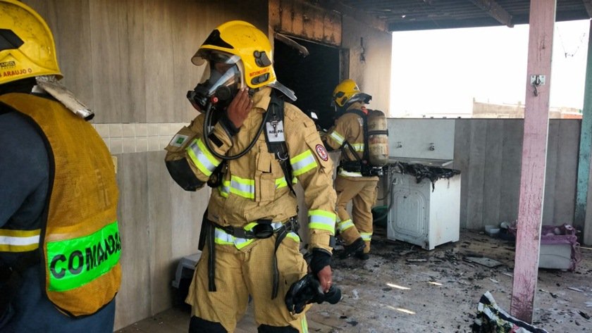 Secador de cabelos esquecido ligado causa incêndio em residência