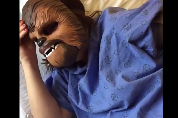 Americana inicia trabalho de parto usando máscara do Chewbacca