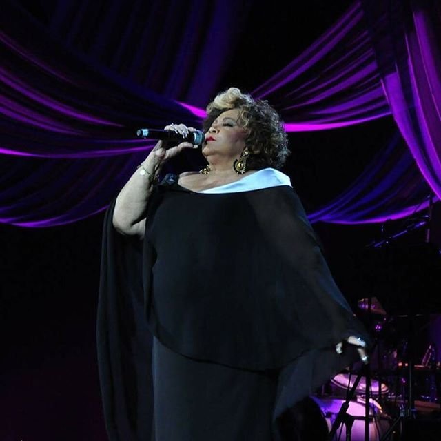 Alcione se apresentando em show