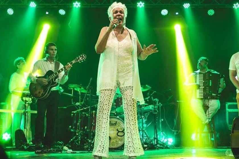 Loalwa, da banda Kaoma, é encontrada morta dentro do carro