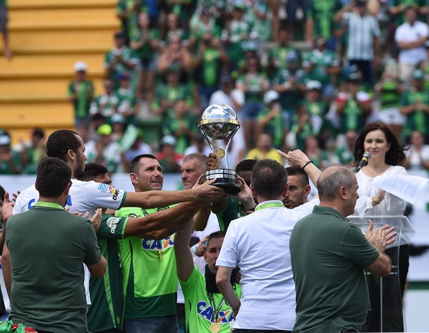 Brasil vence a Colômbia em amistoso com homenagens à Chapecoense