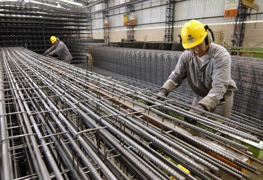 Workers build columns of rebar to be used in construction at a Gerdau SA steel plant in Sao Jose dos Campos, State of Sao Paulo, Brazil, on Sept. 5, 2007. Cia. Siderurugica Nacional and other Brazilian steelmakers can expect ``solid results'' this year and next as global demand for metals outpaces higher raw-material costs. Photographer: Paulo Fridman/Bloomberg News
