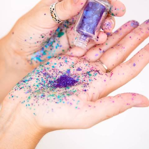 Na foto, duas camadas com glitter - Zig Proxy