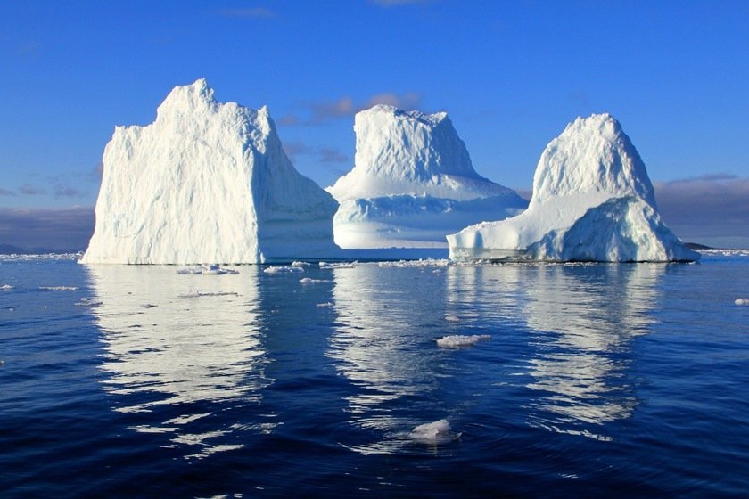 Três icebergs em descongelamento