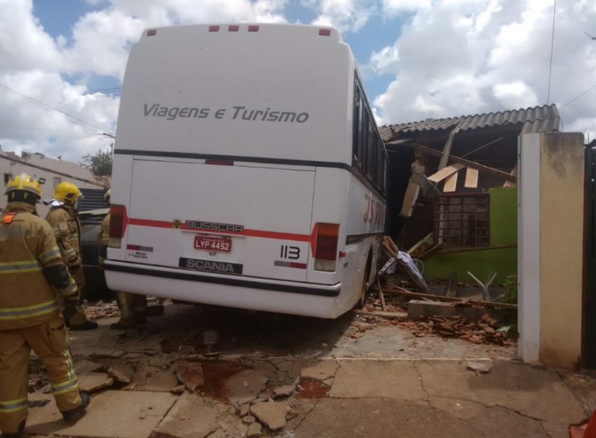 Ônibus invade e destrói casa em São Sebastião