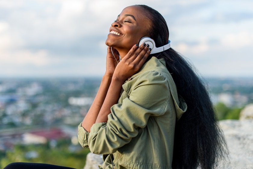 mulher negra música podcast fone de ouvido música