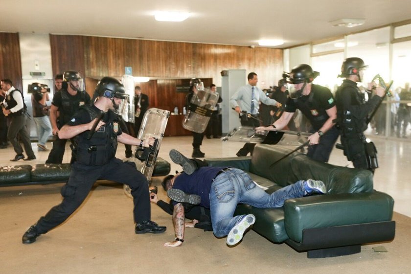 Policiais-tentam-invadir-congresso-nacional1