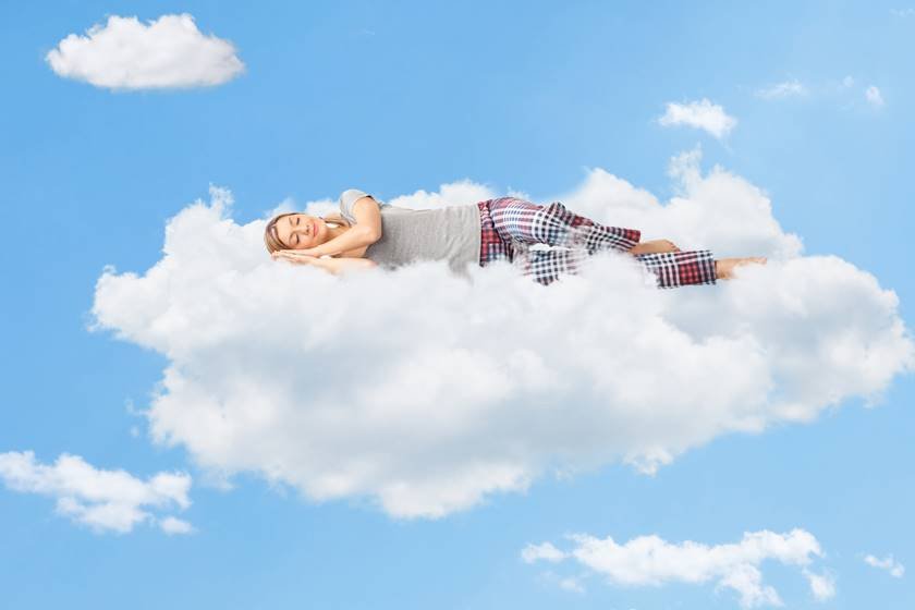 Imagem colorida de mulher deitada em nuvem - Metrópoles