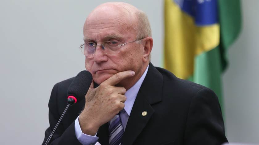 OSmar Terra sentado