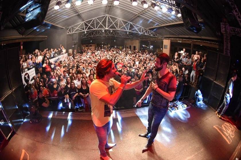 Munhoz e Mariiano capa agnews_foto_primeiro_show_de_munhoz_e_mariano_em_pindamonhangaba_em_sp_apos_o_acidente_no_saltimbumexclusivo_20170529_0916_g