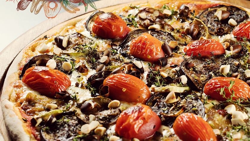 Na foto, uma pizza de Zucchine e Melanzane com Baru da Valentina Pizzaria (R$ 15 a fatia).