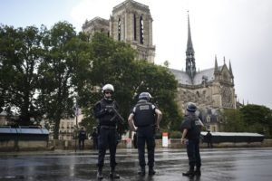 Policiais de Paris abrem fogo contra homem que tentou atacá-los