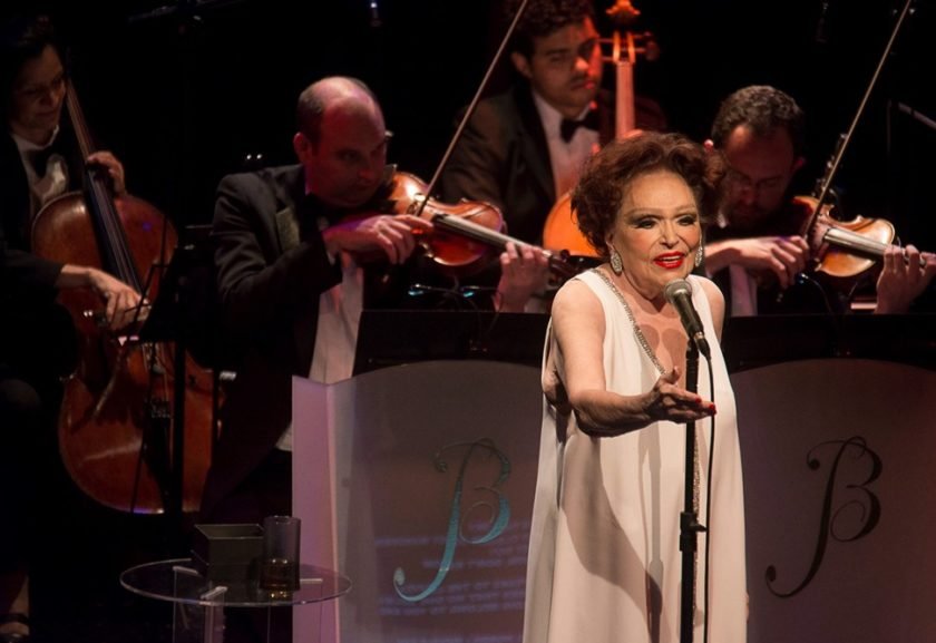 Bibi-Ferreira-1-840x577 - <strong>Show Bibi Ferreira</strong> A cantora Bibi Ferreira está no auge dos 76 anos de carreira q apresenta a turnê 4XBIBI. No espetáculo ela homenageia nomes como Edith Piaf, Frank Sinatra, Carlos Gardel e Amália Rodrigues. <em><strong>No Centro de Convenções Ulisses Guimarães (Eixo Monumental), às 21h30. Ingressos entre R$ 70 e R$ 600. À venda no <a href="http://www.eventim.com.br/bibi-ferreira-em-4x-bibi-brasilia-ingressos.html?affiliate=BR1&doc=artistPages%2Ftickets&fun=artist&action=tickets&key=1902211%249634664&jumpIn=yTix&kuid=521655&from=erdetaila">site </a></strong></em>