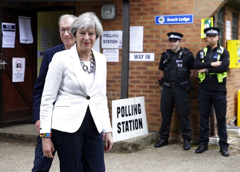 Theresa May vota nas eleições gerais desta quinta-feira no Reino Unido