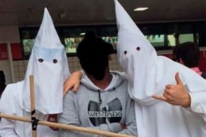 Alunos vão para escola vestidos de membros da Ku Klux Klan, na Bahia