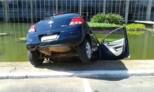 Motorista cai com o carro no espelho d’água do Palácio do Itamaraty