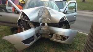 Motorista bate em árvore após colidir em outro carro no Eixinho Sul