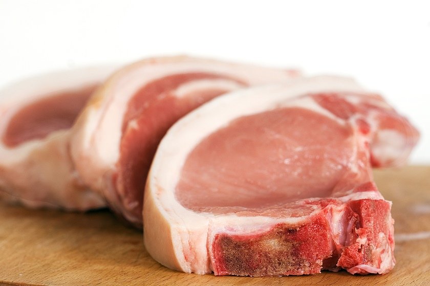 Imagem colorida de carne de porco em cima de tábua - Metrópoles