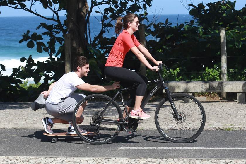 agnews_foto_camila_queiroz_anda_de_bike_e_klebber_toledo_anda_de_skate_na_orla_da_praia_da_barra_da_tijuca_20170619_0812_g (1)