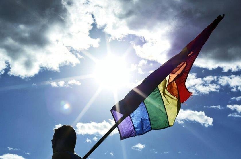 Bandeira LGBT e céu com nuvens