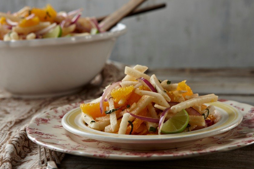 Você conhece a jícama? Listamos receitas com a gostosa raiz Metrópoles