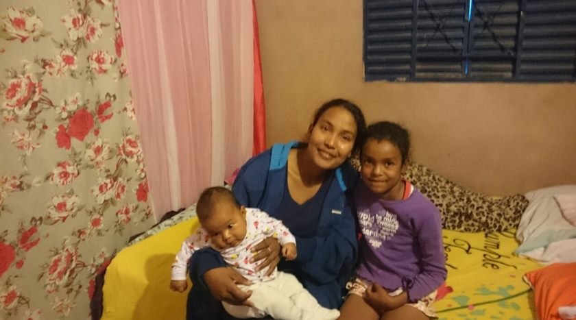 Mulher com o filho nos braços