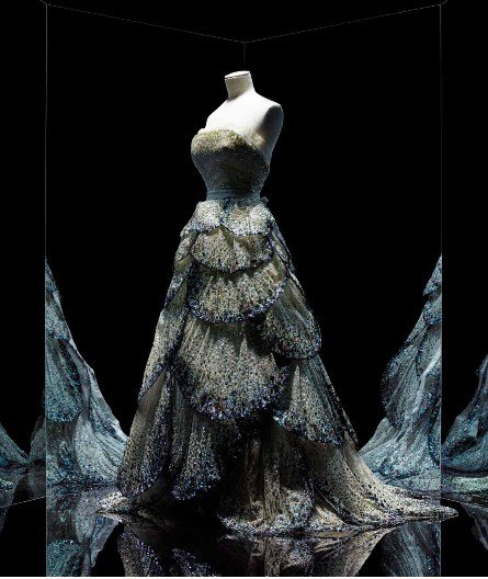 Paris apresenta a maior exposição de Christian Dior, o estilista que  partiu da arte para a alta-costura - Vida - SAPO 24