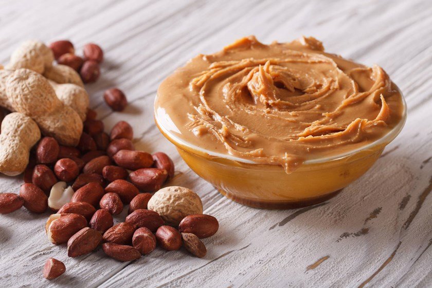 A pasta de amendoim é rica em gordura boa, portanto, ajuda a eliminar o colesterol ruim e elevar as taxas do colesterol bom.