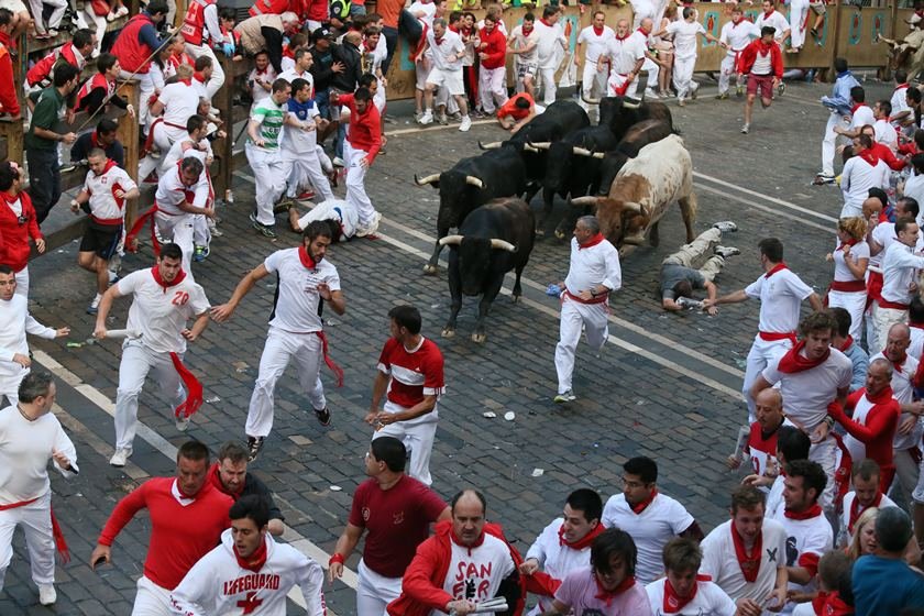 Quatro ficam feridos em corrida de touros no terceiro dia de festival em  Pamplona, Mundo