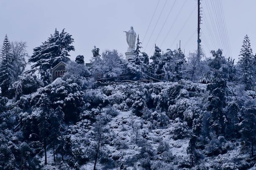 Nevasca rara atinge Santiago e deixa mais de 200 mil sem energia